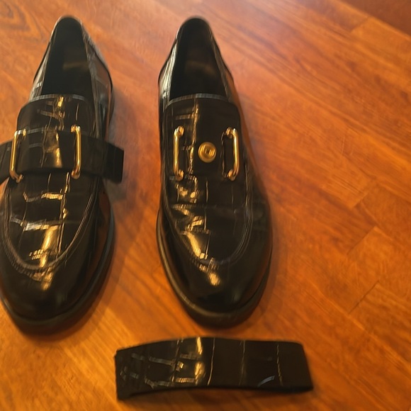 TIBI Norris croc embossed leather Blk loafer with removable strap. - Picture 4 of 6